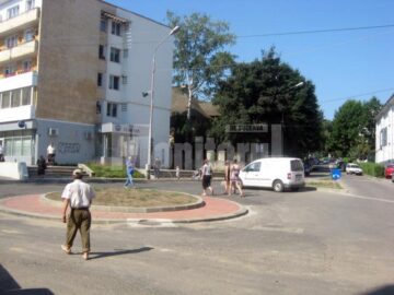 Pietonii circulă prin sensul giratoriu ca pe alee