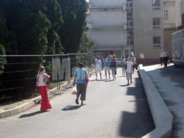 Pietoni pe strada cu sens unic