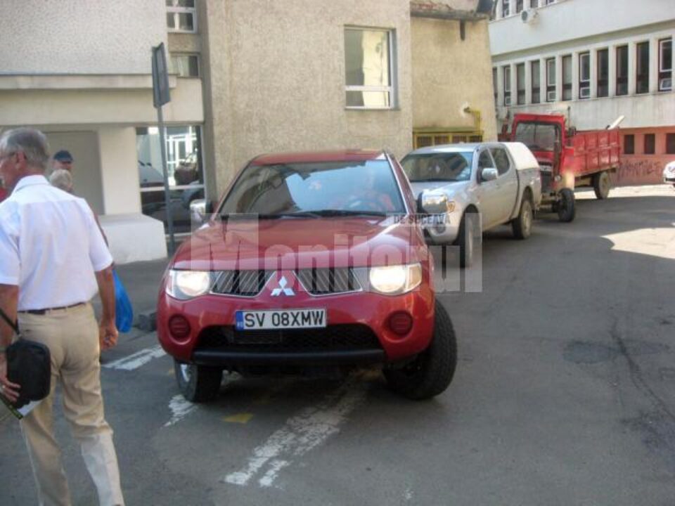 Mașina E.ON parcată pe trecerea de pietoni de pe strada Vasile Bumbac