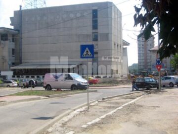 Mașini parcare în sensul giratoriu
