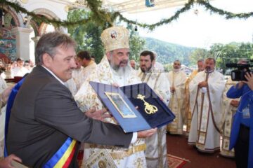 Patriarhul României a primit din partea primarului Marius Ursaciuc Crucea orașului Gura Humorului