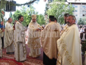 Patriarhul României oferă distincții