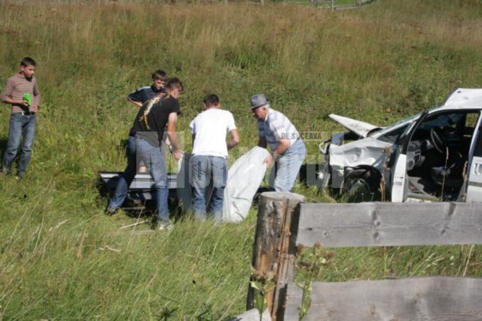 Șoferul, care nu purta centură de siguranță, a fost aruncat în afara mașinii