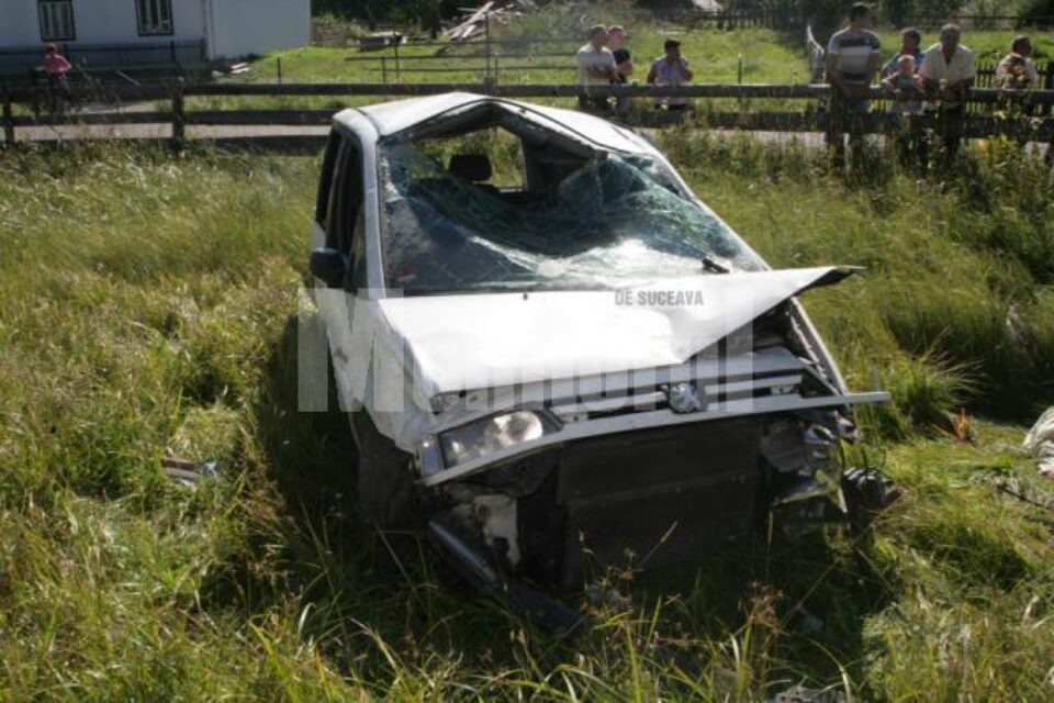 Scăpata de sub control, mașina s-a răsturnat de mai multe ori