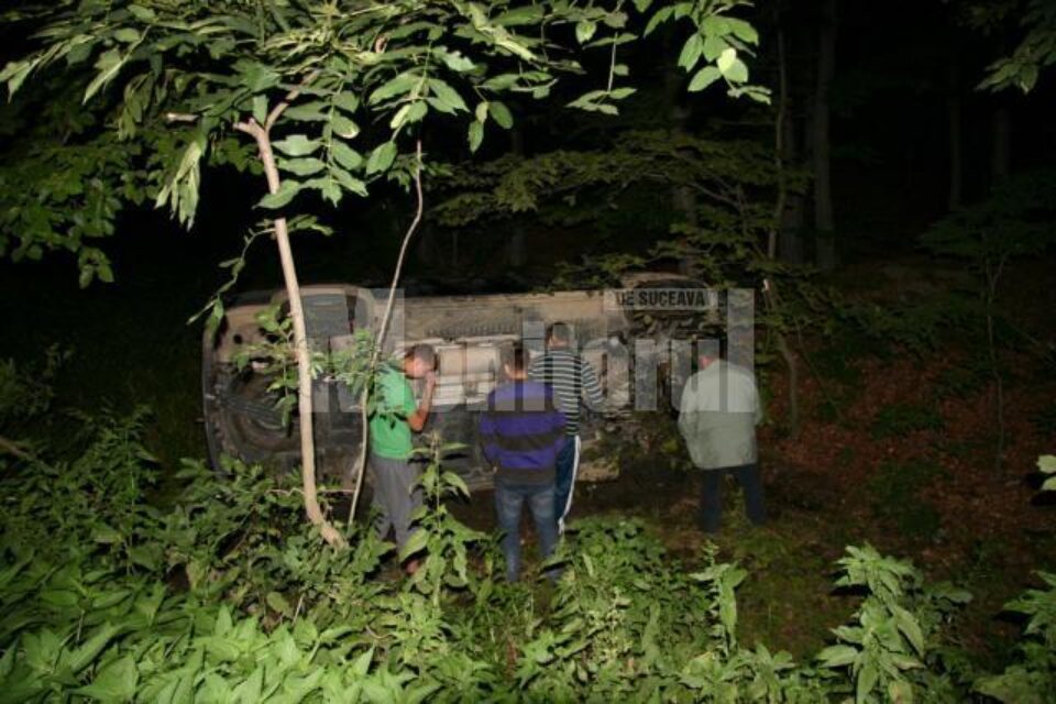 Deși mașina s-a răsturnat nimeni nu a fost rănit în accidentul de la Adâncata
