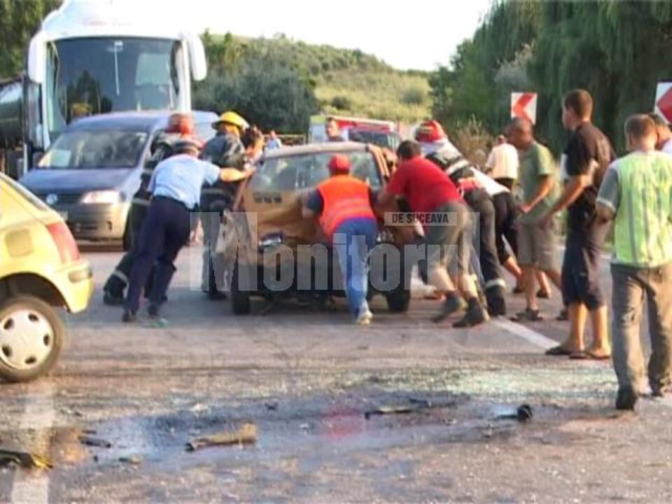 În autoturismul Renault Twingo se afla o familie din Bacău, soț, soție și doi copii