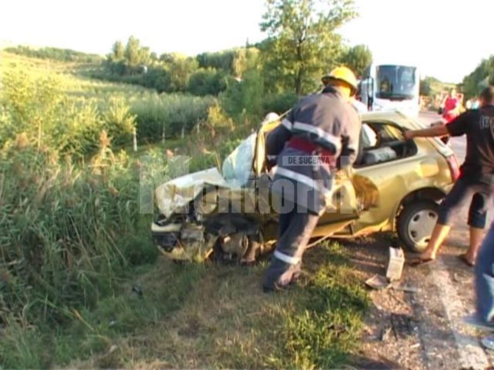 Șoferul care conducea autoturismul Nissan Micra a tăiat curba și a intrat pe sensul opus de mers