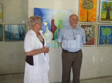 Directorul muzeului, Elvira Romaniuc, și prof. Ioan Bodnar, inițiatorul taberei de pictură