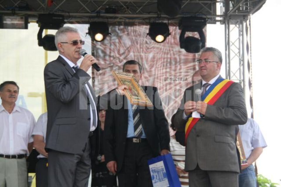 Vasyl Boiechko dăruindu-i primarului Sucevei o icoană