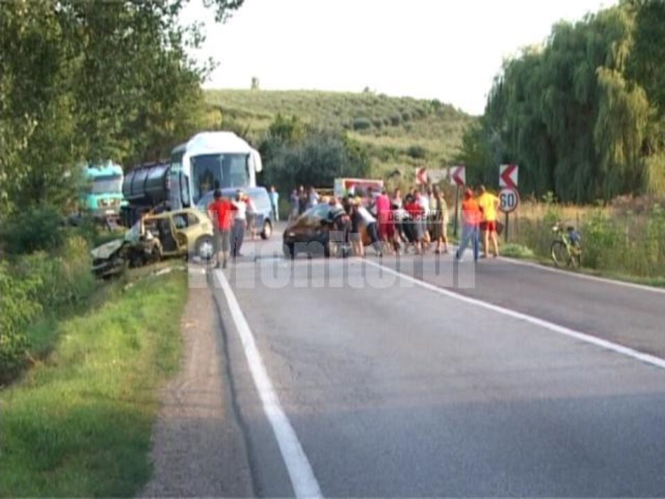 Ambele mașini au fost grav avariate