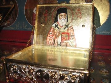 O părticica din moaștele Sf. Nectarie a fost dăruită Bisericii „Sfântul Nicolae”