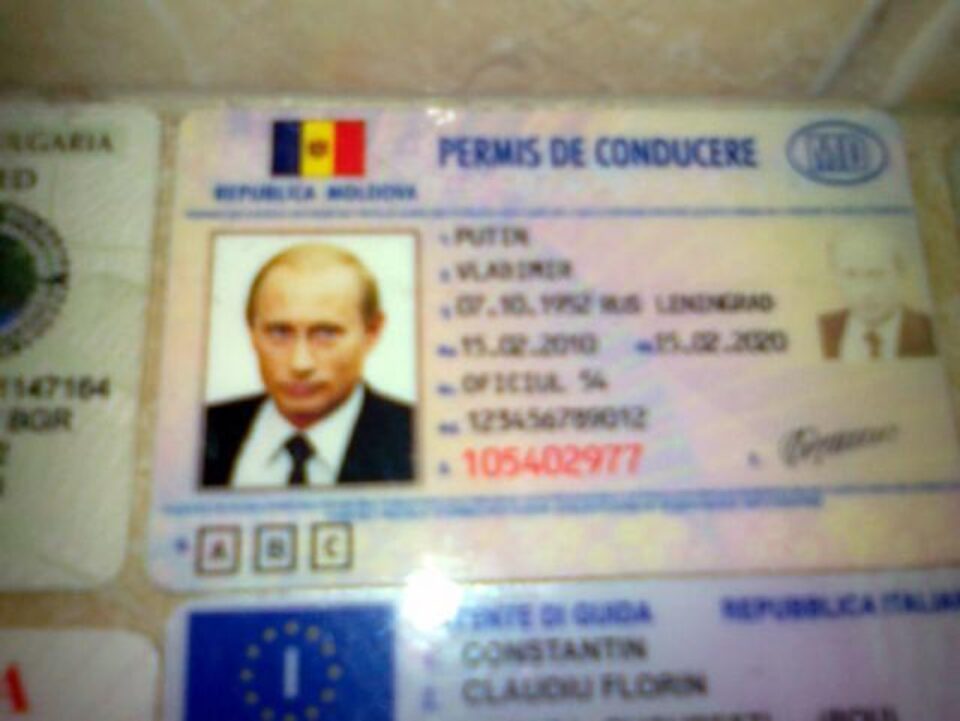 Permis de conducere pe numele lui Putin, descoperit la Chișinău într-o "fabrică" de acte false. Foto: ProTV Chișinău