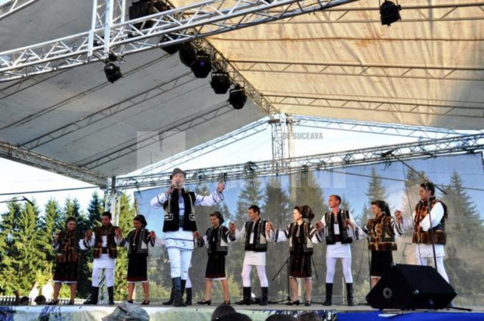 Festivalul „Cântecul cetinii“