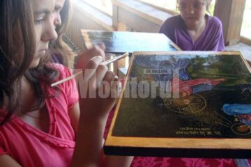 Membri ai cercului de pictură bizantină “Bizantin - Art” pctând icoane la Mănăstirea Secu