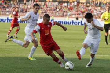 Gabriel Torje, de la Dinamo București și Jovan Markovski, de la Vorskla Poltava, îsi dispută balonul în meciul din manșa secundă a play-off-ului Ligii Europa. Foto: Mediafax