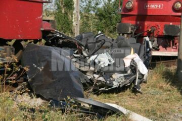 Lovită în plin, mașina a fost târâtă mai bine de 150 de metri, până după stația CFR