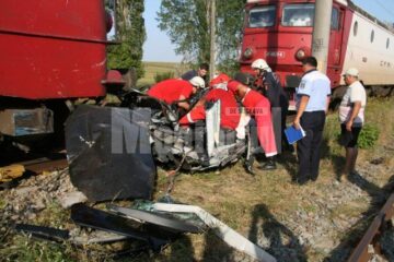 Lovită în plin, mașina a fost târâtă mai bine de 150 de metri, până după stația CFR