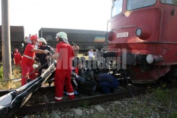 Lovită în plin, mașina a fost târâtă mai bine de 150 de metri, până după stația CFR