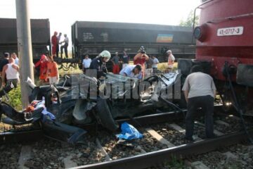 Lovită în plin, mașina a fost târâtă mai bine de 150 de metri, până după stația CFR