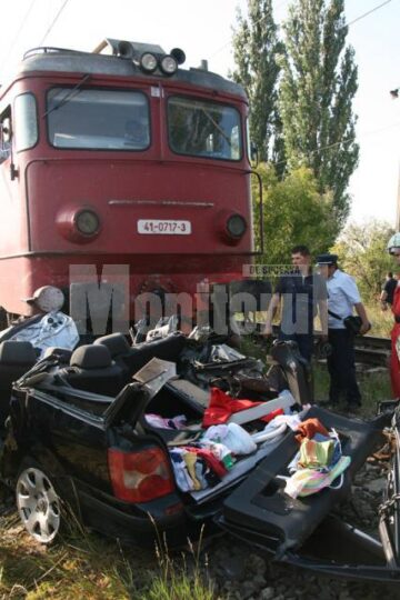 Lovită în plin, mașina a fost târâtă mai bine de 150 de metri, până după stația CFR