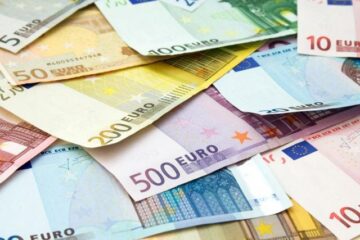 Cursul de referință leu/euro anunțat vineri de Banca Națională a României (BNR) a scăzut cu 0,76 bani, la 4,2449 unități. Foto:bitfm.ro