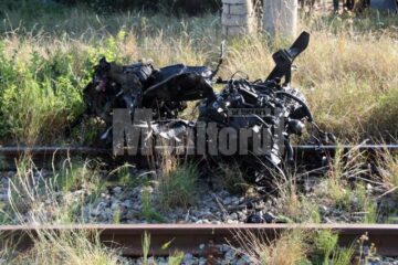 Motorul, volanul, bucăți de portieră, stăteau împrăștiate pe linia ferată
