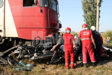 Lovită în plin, mașina a fost târâtă mai bine de 150 de metri, până după stația CFR