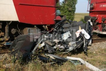 Lovită în plin, mașina a fost târâtă mai bine de 150 de metri, până după stația CFR