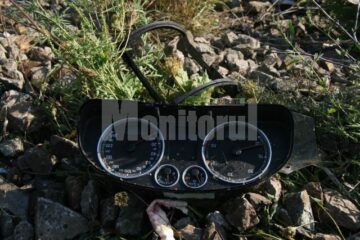 Motorul, volanul, bucăți de portieră, stăteau împrăștiate pe linia ferată
