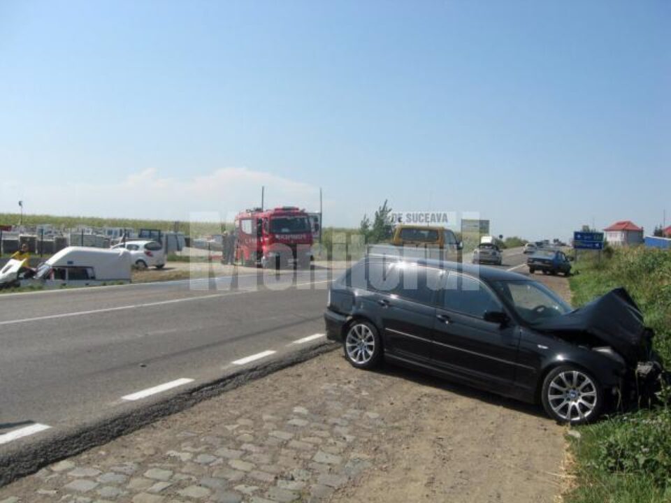 Doua din mașinile implicate în accident, în prim-plan, și a treia, Dacia albastră din planul secund