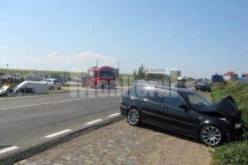 Doua din mașinile implicate în accident, în prim-plan, și a treia, Dacia albastră din planul secund