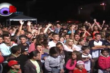 Tudor Chirilă, desculț și fără tricou, pe schelele scenei