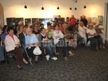 Participanți la vernisajul expoziției din Salonul Alb al Casei de Cultură Platon Pardău