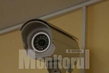 Câte două camere video, în fiecare sală de examen