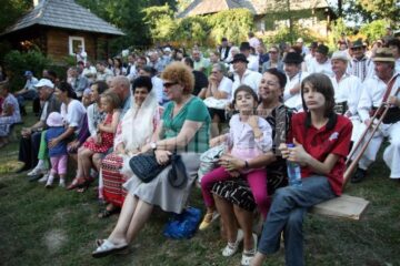 Zeci de suceveni s-au distrat la Muzeul Satului Bucovinean la Festivalul Tarafuri și Fanfare