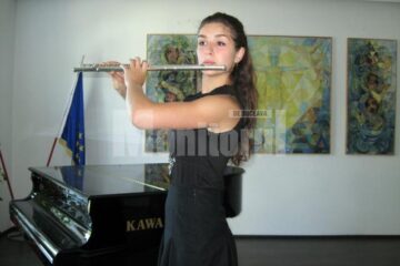 Dinuța Elena Costache cântând la flautul fermecat cu care a obținut premiul și trofeul Lira de Aur