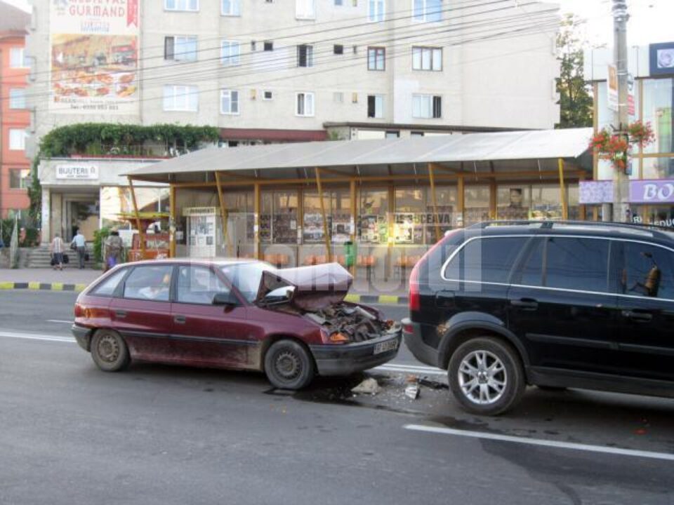În urma impactului, autoturismul condus de tânărul din Botoșani a fost avariat destul de serios