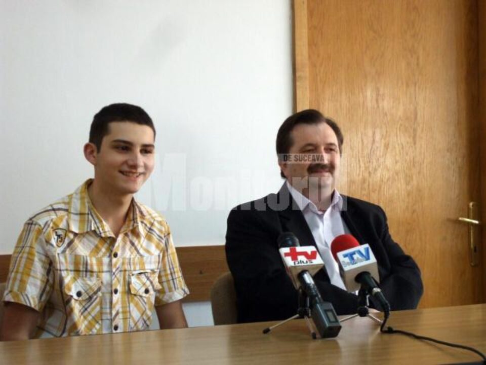 Elevul Constantin Popa, medaliat cu argint la internaționala de Geografie, alături de profesorul său Marcel Porof