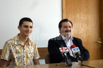 Elevul Constantin Popa, medaliat cu argint la internaționala de Geografie, alături de profesorul său Marcel Porof