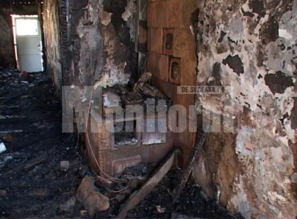 Ce a rămas în urma incendiului care a avut loc în noaptea de luni spre marți, în satul Plopeni