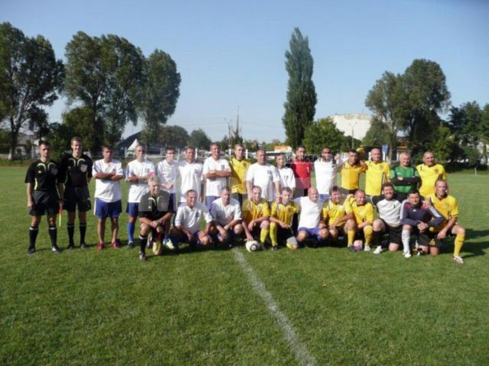 Partida de old-boys dintre selecționatele Sucevei și Cernăuțiului s-a încheiat cu tradiționala poză de grup