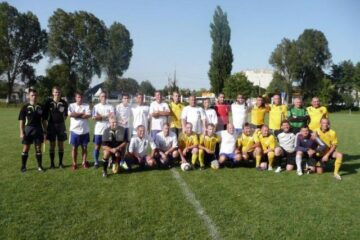 Partida de old-boys dintre selecționatele Sucevei și Cernăuțiului s-a încheiat cu tradiționala poză de grup