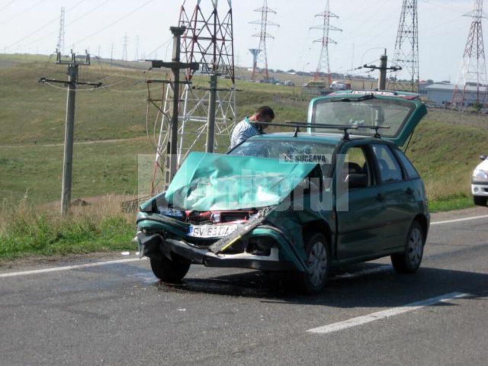 Cele doua mașini au fost serios avariate