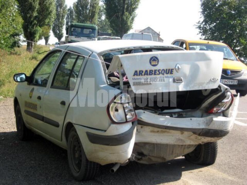 Cele doua mașini au fost serios avariate