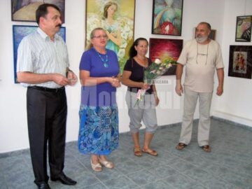 Artista plastică Lucia Pușcașu prezentând expoziția