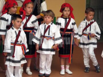 În costume populare