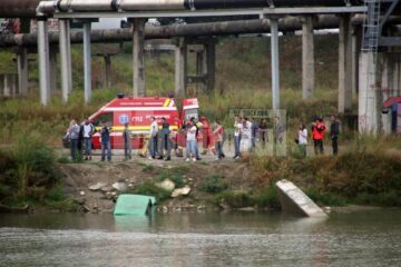 Intervenție la mașina căzuta în râu de pe pod