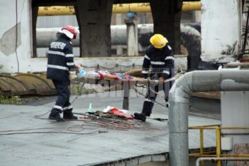 Victimele sunt duse la spitalul mobil amplasat chiar în apropiere