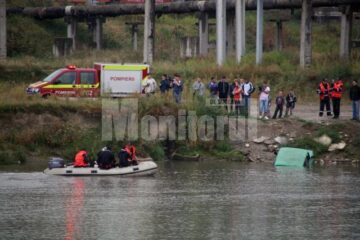 Intervenție la mașina căzuta în râu de pe pod