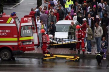 Sute de trecători s-au adunat să vadă exercițiul pus în scenă de ISU Suceava
